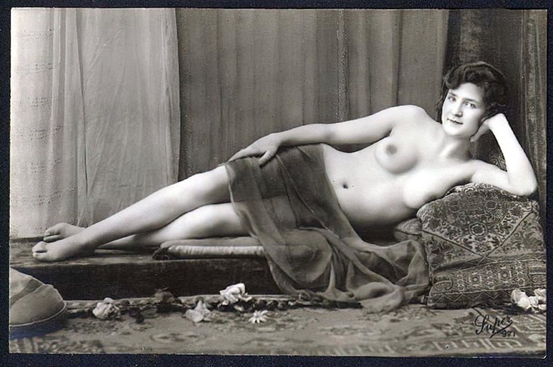 Vintage naked women