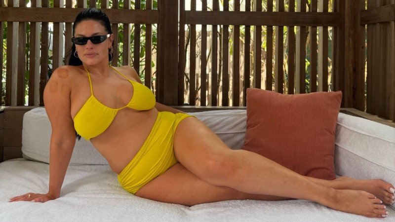 Models plus size in swimsuits