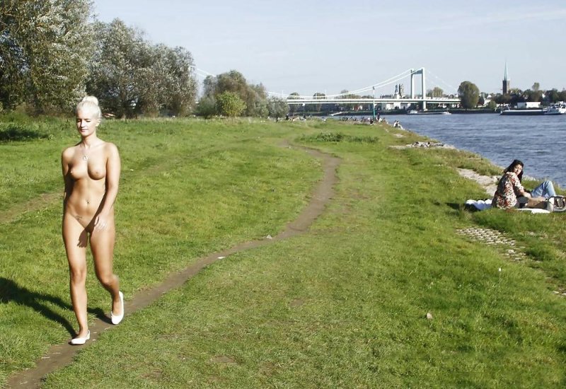 Walks naked on the lake