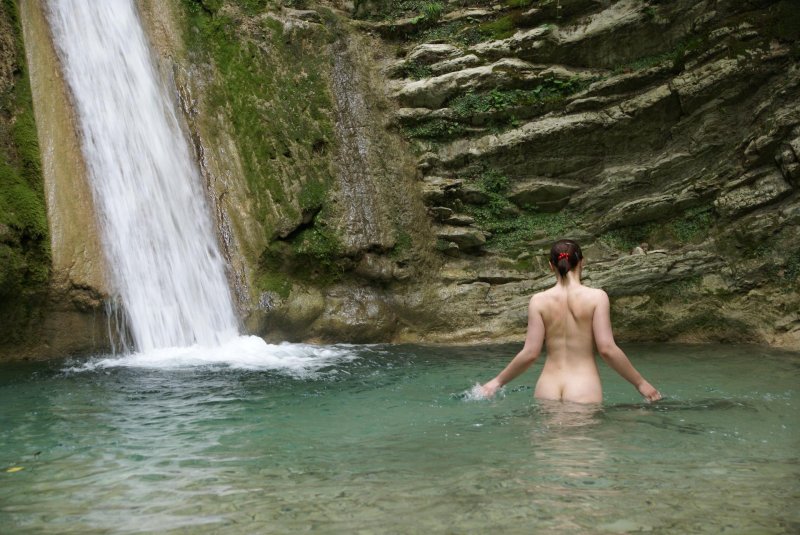 Naked girls bathe in the waterfall