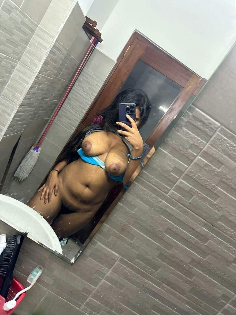 Latina nude selfie