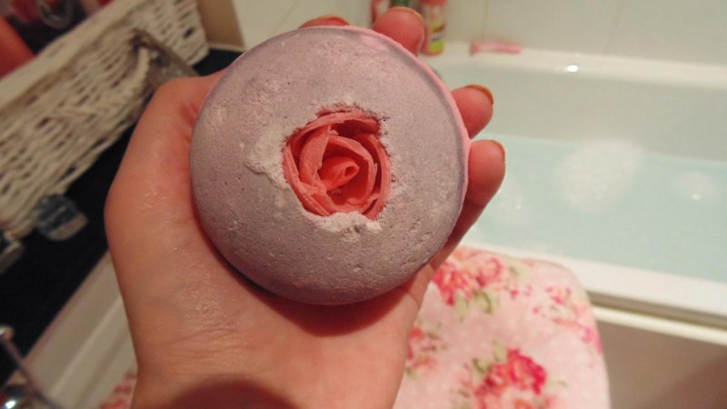 Lush bath bomb