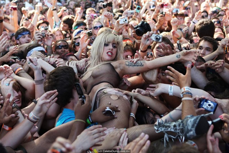 Lady gaga crowd surfing
