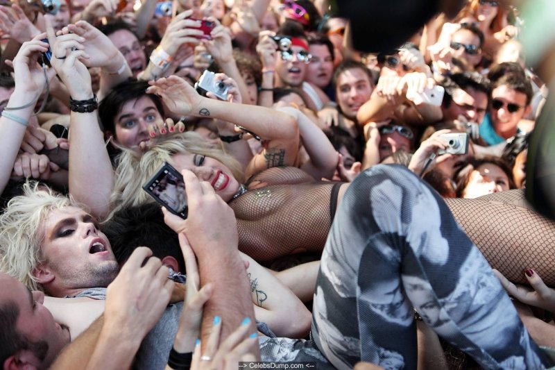 Lady gaga crowd surfing