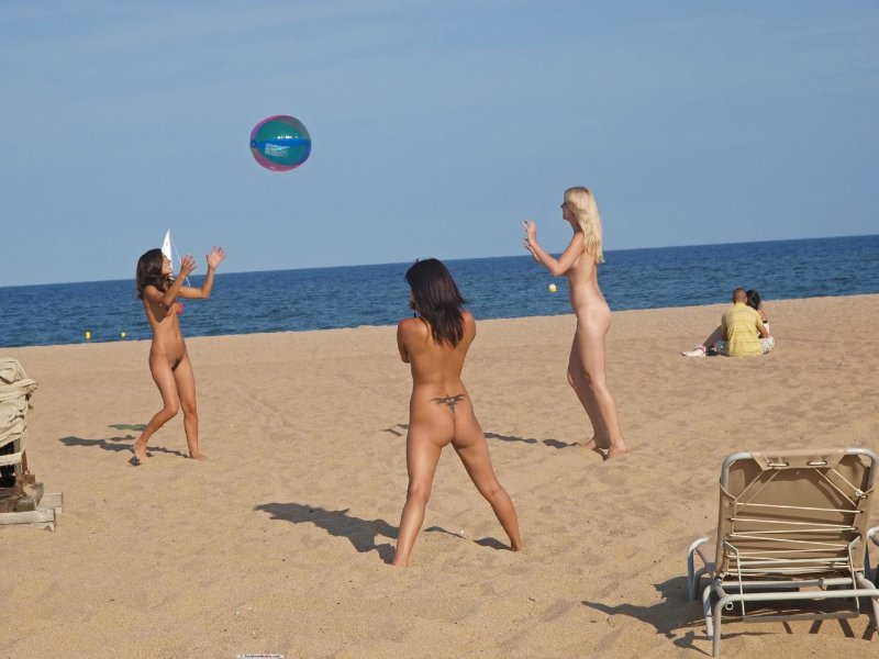 Naked girls play volleyball