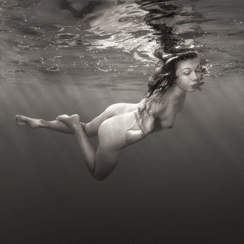Girls Naked under water