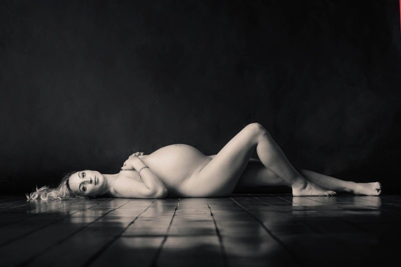 Photo session of a naked pregnant woman