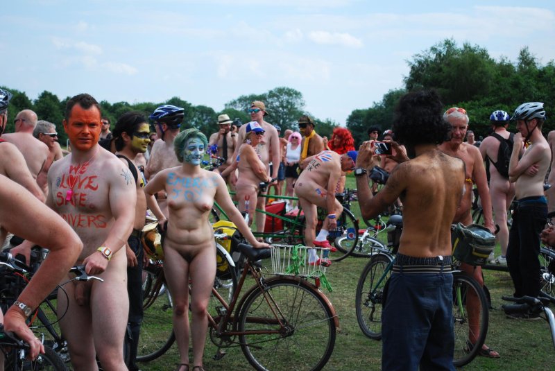 Naked bicycle race women
