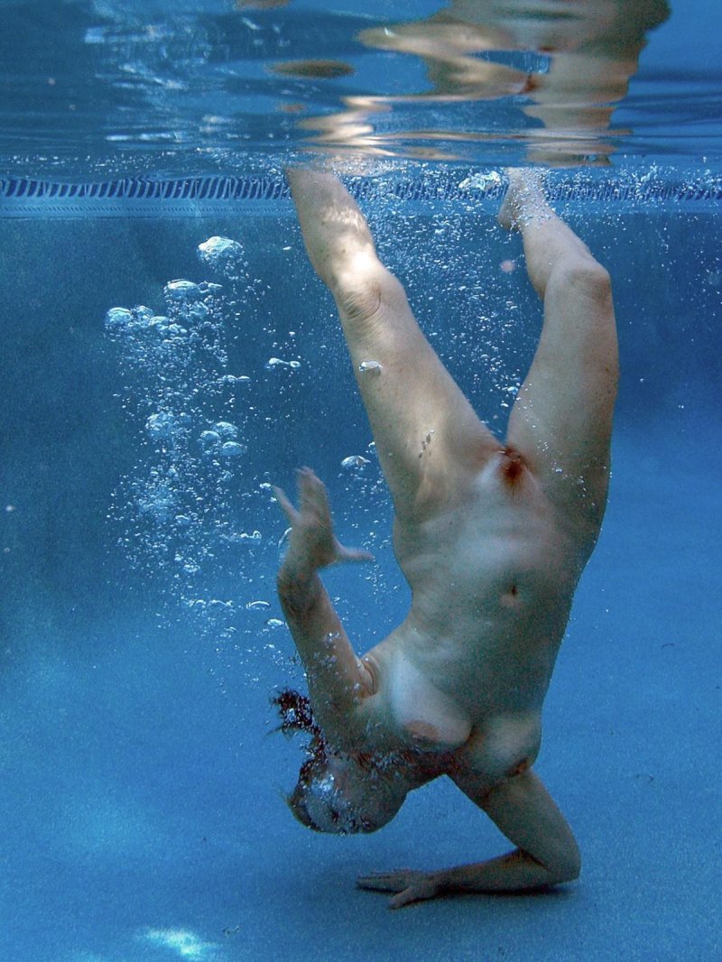 Naked synchronists in the pool